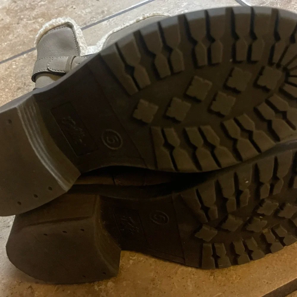 Girls Justice Boots barely worn, very sturdy, and warm size Y5